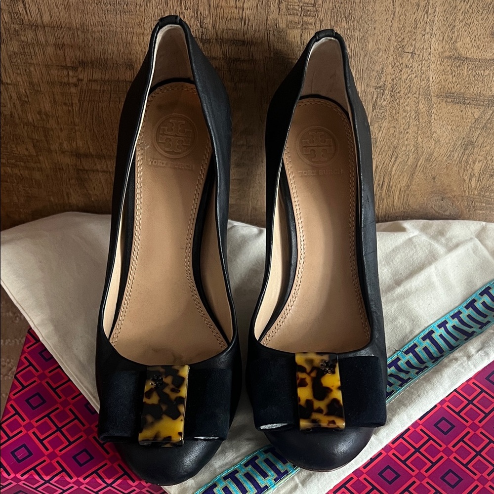 Tory Burch Black Leather Heels with Tortoiseshell Bow Accent - Picture 2 of 3